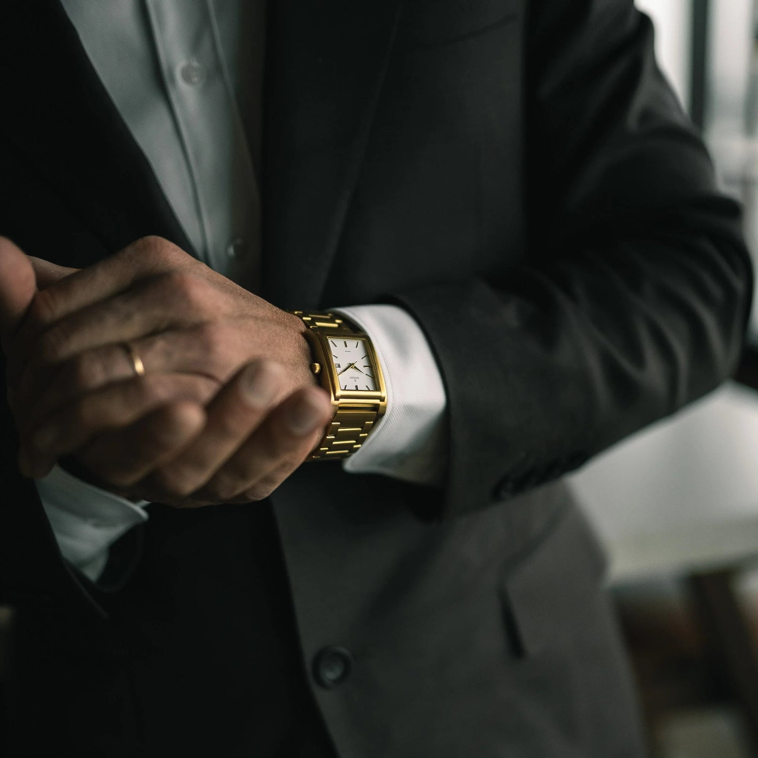 hand-showing-a-wrist-watch-gold