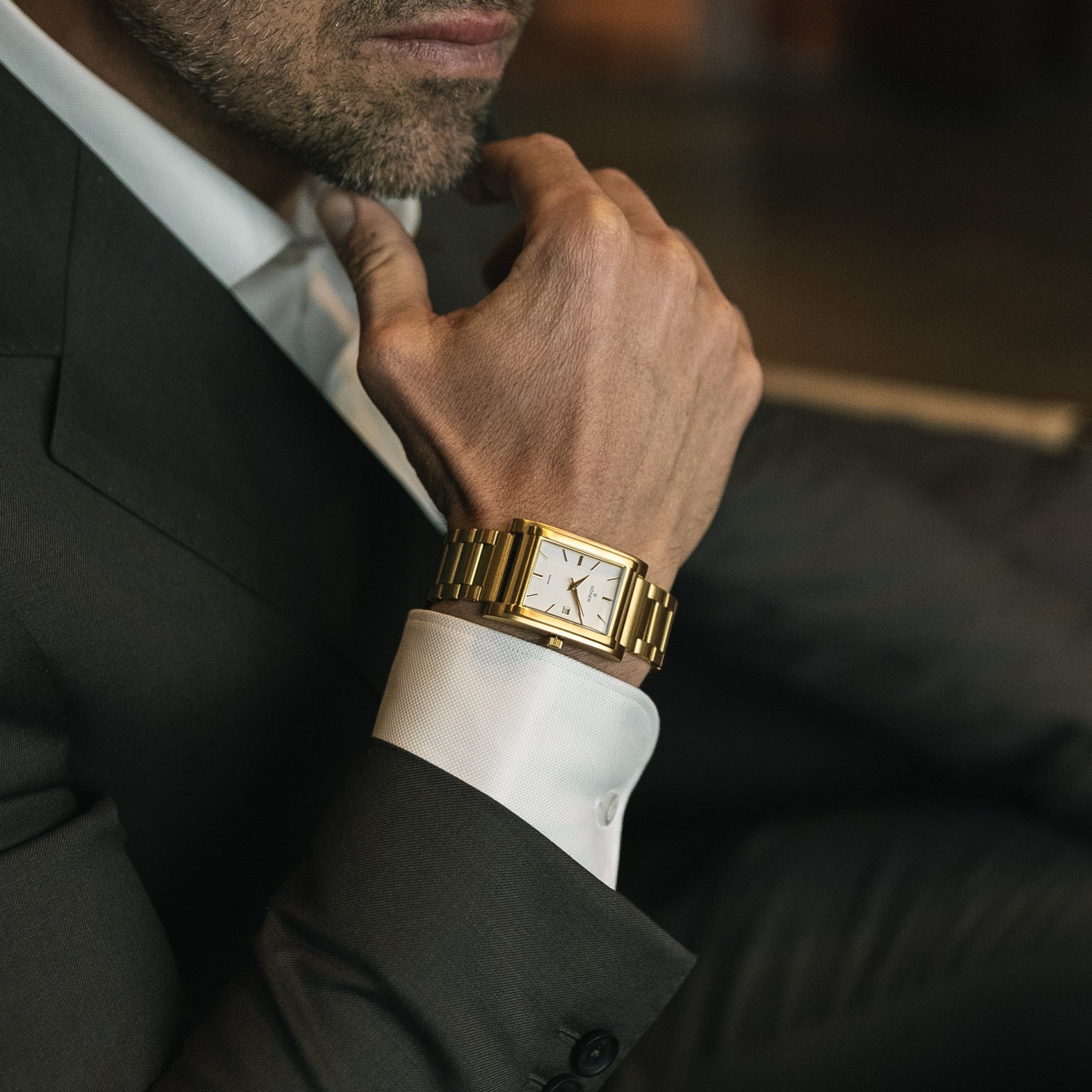 Gold watch with white dial - automatic or quartz