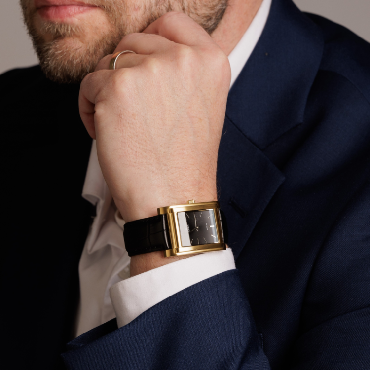The Enchantment of Gold Square Watches: Elevate Your Wrist in Style!