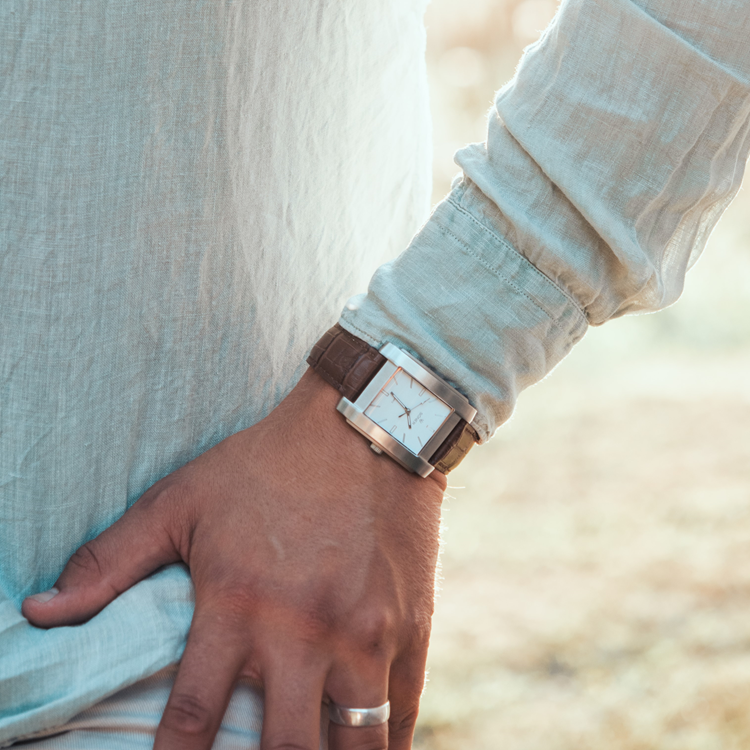 Leather Band Watch: The Classic Accessory for Every Occasion